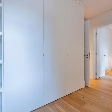 First Avenida * Лиссабон